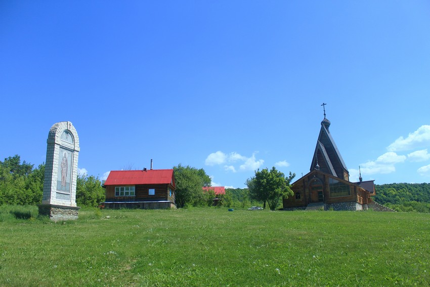 Подгоры. Заволжский монастырь Креста Господня. общий вид в ландшафте