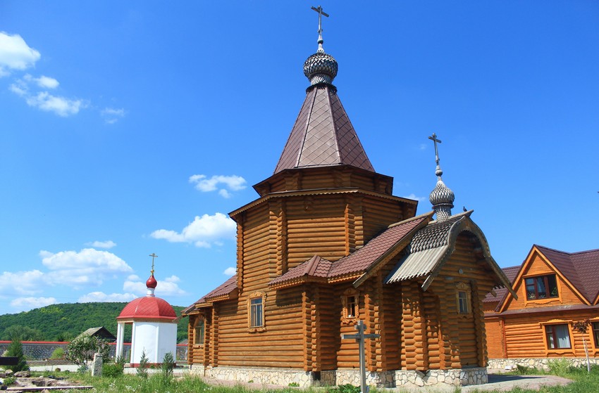 Заволжский Ильинский женский монастырь. Церковь Константина (Сухова), Подгоры (Волжский район, Самарская область). общий вид в ландшафте