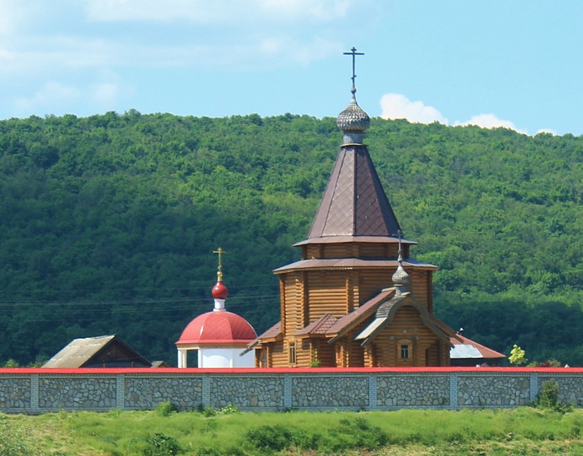 Заволжский Ильинский женский монастырь. Церковь Константина (Сухова), Подгоры (Волжский район, Самарская область). общий вид в ландшафте, Вид от старицы к юго-востоку от монастыря на фоне горы Манчихи
