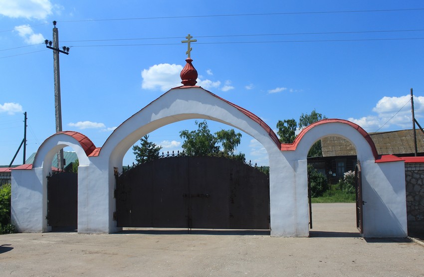 Заволжский Ильинский женский монастырь, Подгоры (Волжский район, Самарская область). фасады, Главные ворота, вид с монастырской территории
