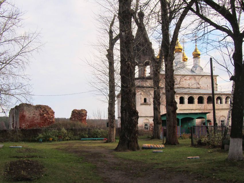 Церковь Вознесения Господня в Борисоглебском Муромском монастыре, Борисоглеб (Муромский район и г. Муром, Владимирская область). общий вид в ландшафте, вид с запада на остатки Вознесенского собора слева от Христорождественской церкви