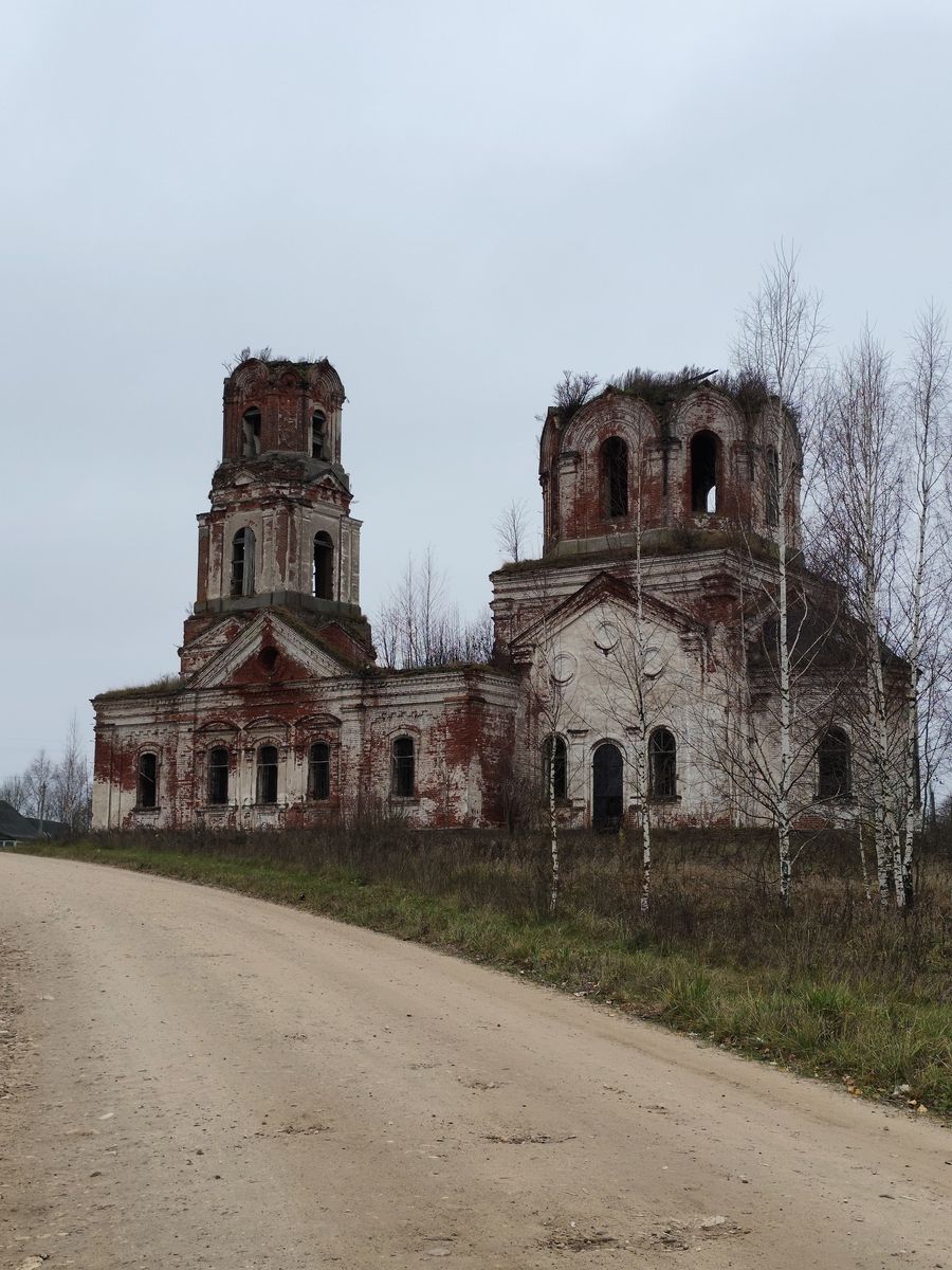 Церковь Воскресения Словущего, Ахматово (Молоковский район, Тверская область). общий вид в ландшафте, Разрушается.