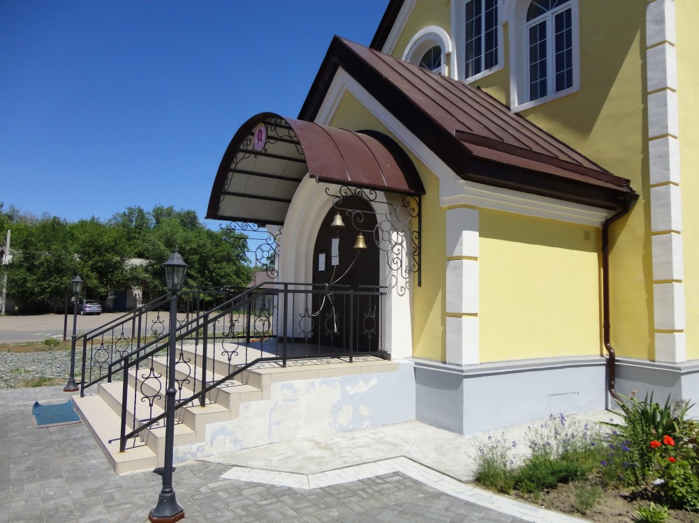 Церковь Илии Пророка, Сенной (Вольский район, Саратовская область). архитектурные детали, Вход в храм с крыльцом.