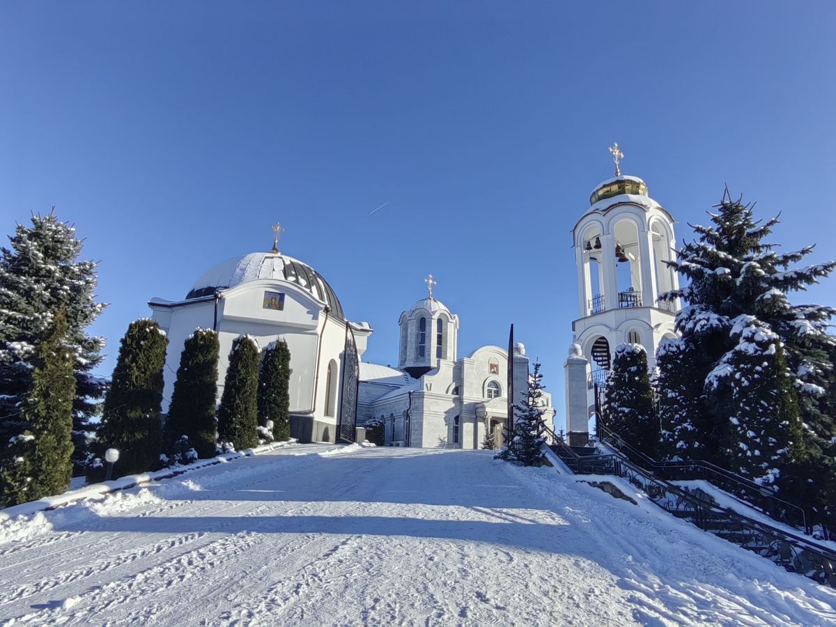 общий вид в ландшафте. Георгиевский женский монастырь. Церковь Георгия Победоносца, Ессентуки (Ессентуки, город, Ставропольский край)