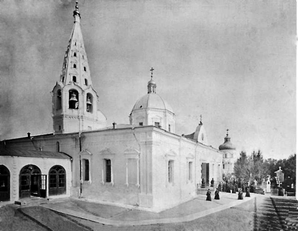 Ново-Алексеевский женский монастырь. Собор Воздвижения Креста Господня, Красносельский (Центральный административный округ (ЦАО), г. Москва). архивная фотография, Крестовоздвиженская церковь и Ново-Алексеевский храм с сайта http://journalpp.ru/монастырь-путешественник/