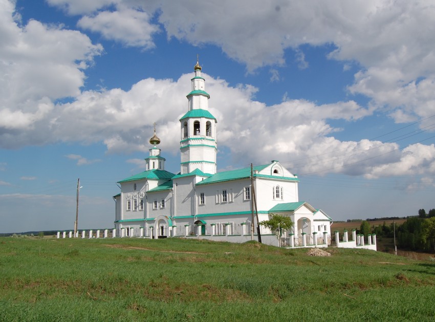 Церковь Рождества Христова, Комарово (Кунгурский район и г. Кунгур, Пермский край). общий вид в ландшафте