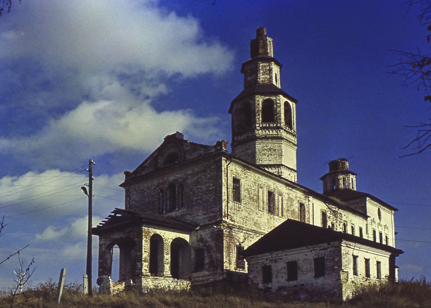 Церковь Рождества Христова, Комарово (Кунгурский район и г. Кунгур, Пермский край). архивная фотография, Церковь в 80-е годы прошлого века за 10 лет до начала реставрации