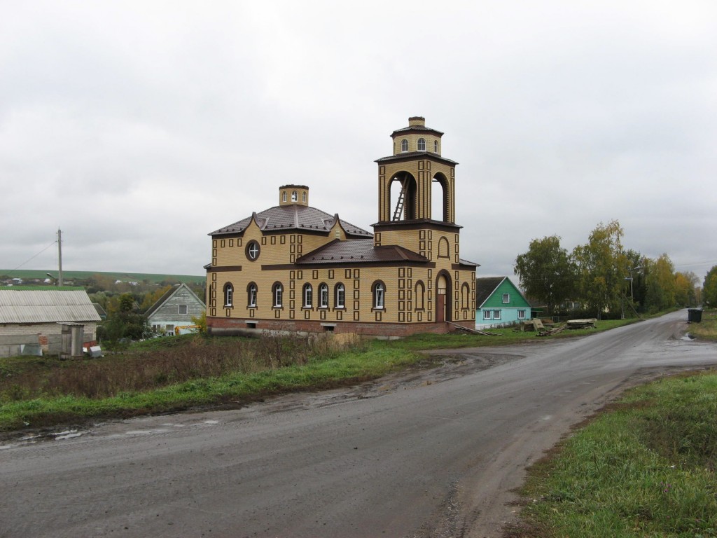 Церковь Пантелеимона Целителя, Пятина (Ромодановский район, Республика Мордовия). документальные фотографии, Вид церкви с трассы Р-178 (Саранск -Ульяновск)