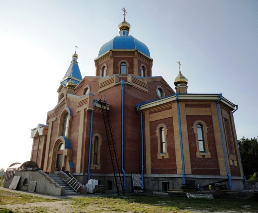 Новосибирск. Церковь Казанской иконы Божией Матери. фасады, Вид со двора. Юго-восток. Завершающий этап отделки.