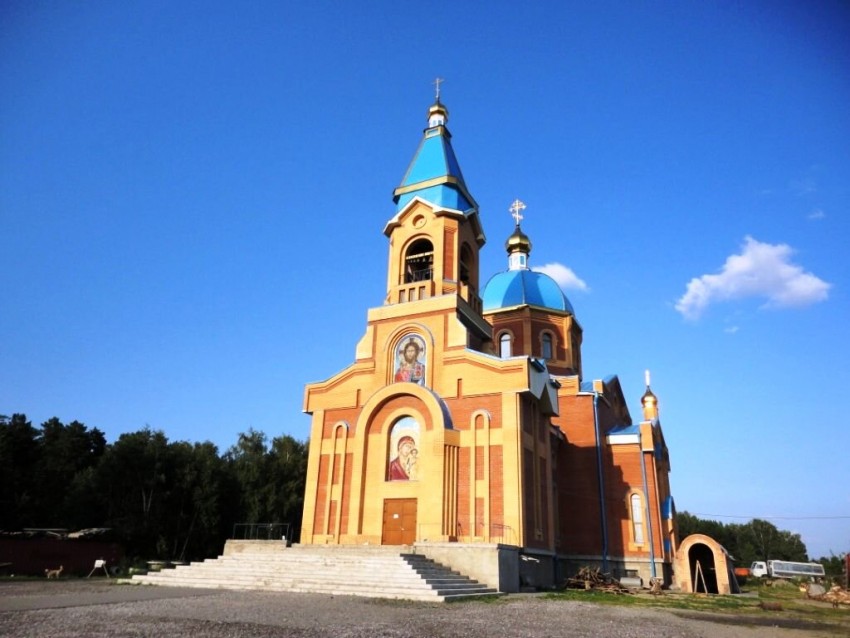 Новосибирск. Церковь Казанской иконы Божией Матери. фасады, Юго-западная сторона. Главный вход. Вид со двора, от ворот.