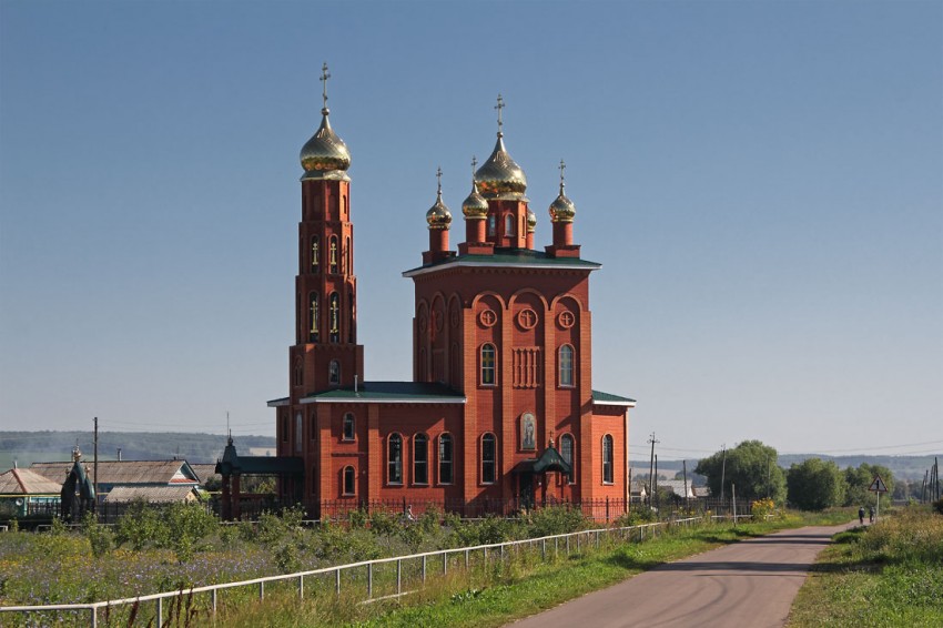 Ульянка. Церковь Димитрия Ростовского. общий вид в ландшафте