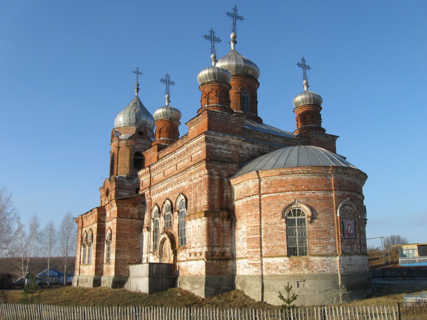 Новлей. Церковь Казанской иконы Божией Матери. общий вид в ландшафте
