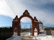 Церковь Успения Пресвятой Богородицы (кладбищенская), Вид на церковь Успения Пресвятой Богородицы от въезда на кладбище<br>, Бугуруслан, Бугурусланский район, Оренбургская область