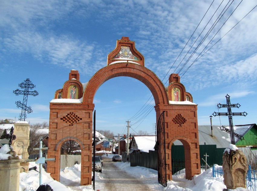 Церковь Успения Пресвятой Богородицы (кладбищенская), Бугуруслан (Бугурусланский район, Оренбургская область). дополнительная информация, Вид на въездные ворота на кладбище от церкви. По бокам ворот сохранившиеся надгробия ХIХ века, на которых установлены кресты с разрушенных в годы гонений церквей