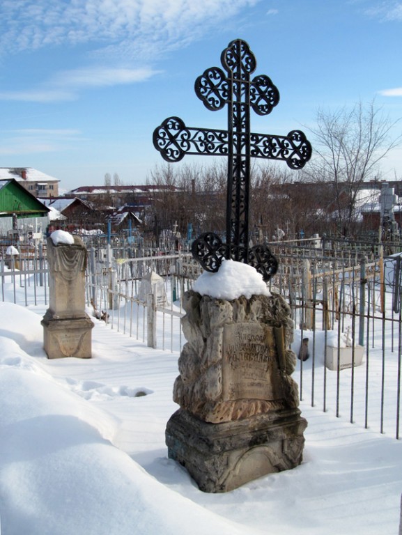 Церковь Успения Пресвятой Богородицы (кладбищенская), Бугуруслан (Бугурусланский район, Оренбургская область). дополнительная информация,  Сохранившееся надгробие ХIХ века, на котором установлен крест с разрушенной в годы гонений Михайловской церквий