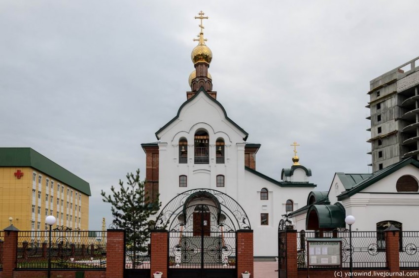 Нижневартовск. Церковь Пантелеимона Целителя при детской окружной больнице. фасады