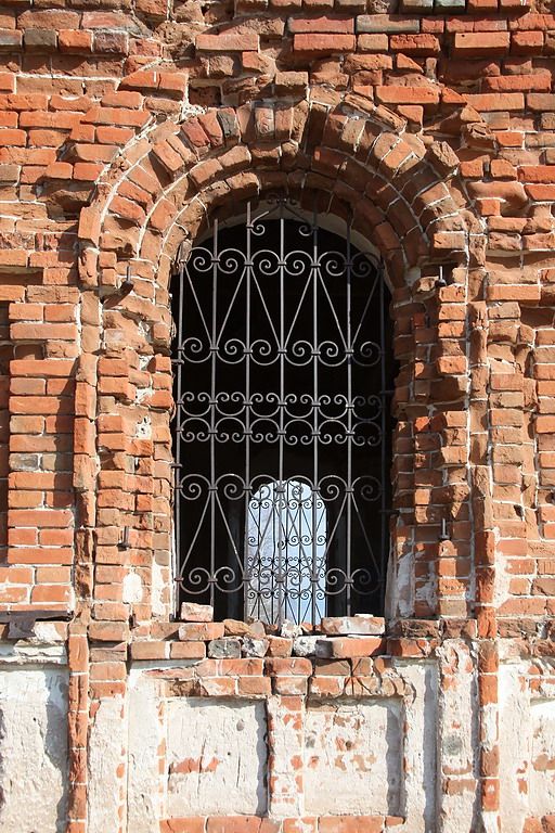 Часовня Прокопия Устюжского, Юровка (Далматовский район, Курганская область). фасады, Фигурная решётка в одном из окон