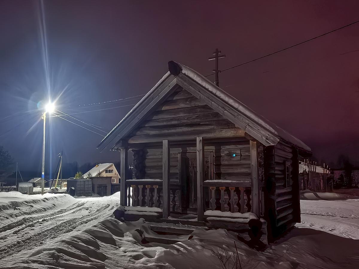 общий вид в ландшафте. Часовня Воздвижения Креста Господня, Бостилово (Пудожский район, Республика Карелия)