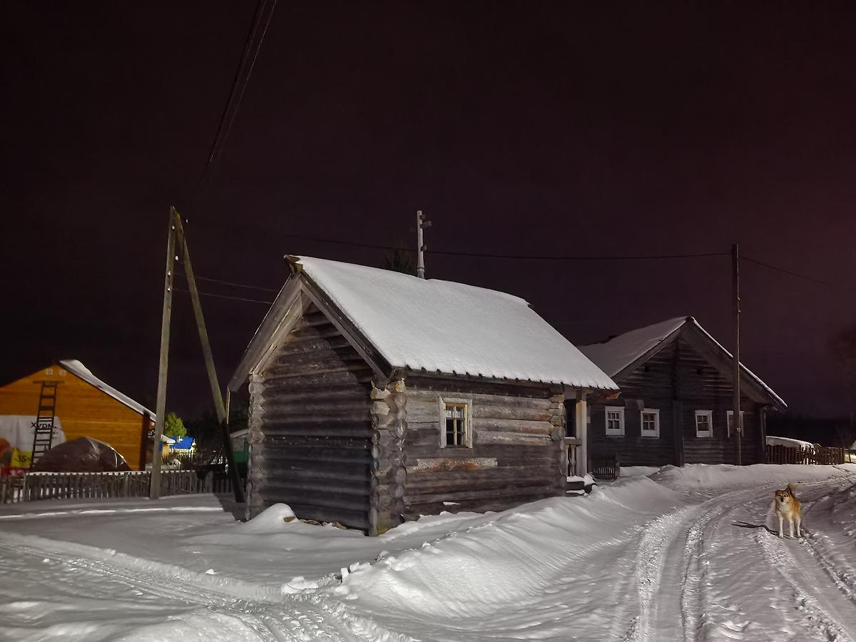 общий вид в ландшафте. Часовня Воздвижения Креста Господня, Бостилово (Пудожский район, Республика Карелия)