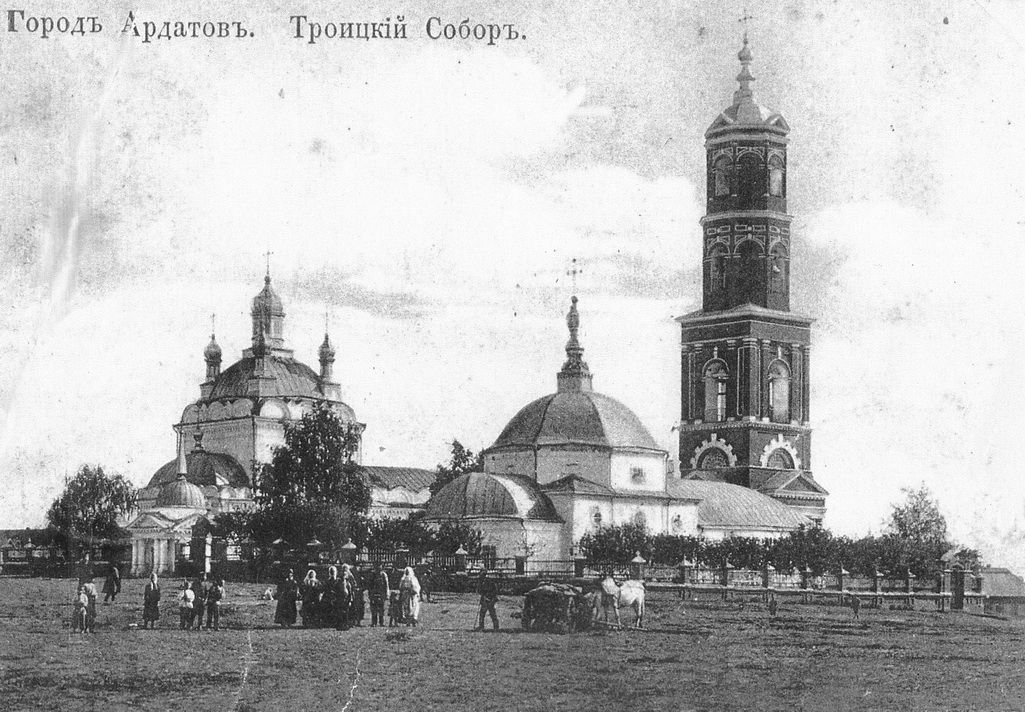 Кафедральный собор Николая Чудотворца, Ардатов (Ардатовский район, Республика Мордовия). архивная фотография, Николаевский собор справа. Начало XX века.