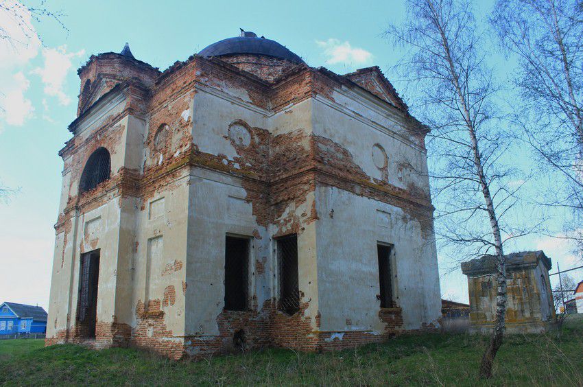 Церковь Казанской иконы Божией Матери, Чеберчино (Дубёнский район, Республика Мордовия). общий вид в ландшафте, Вид с юго-востока, правее церкви - часовня-усыпальница рода Румянцевых