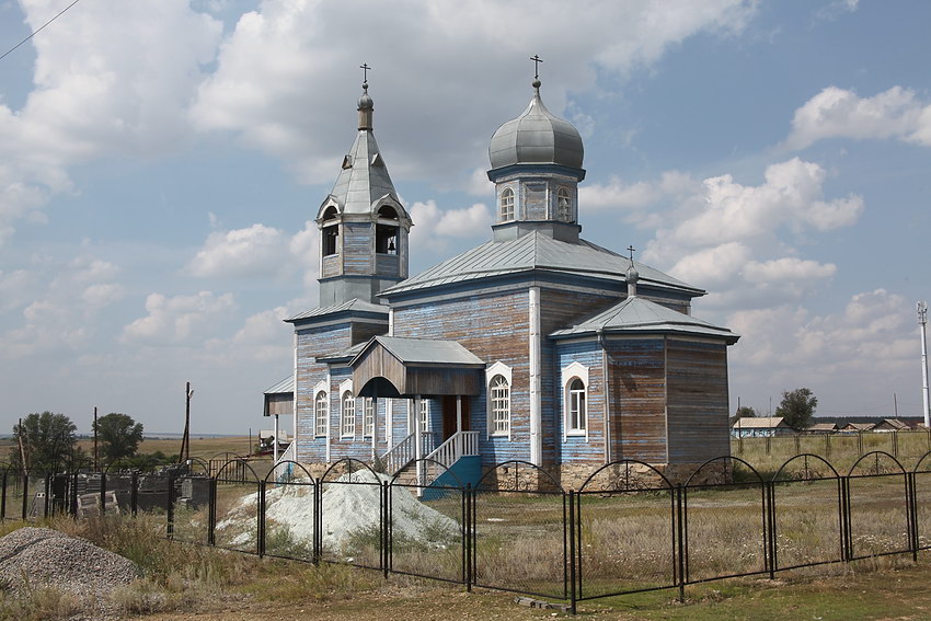 Неплюевка. Церковь Петра и Павла. фасады