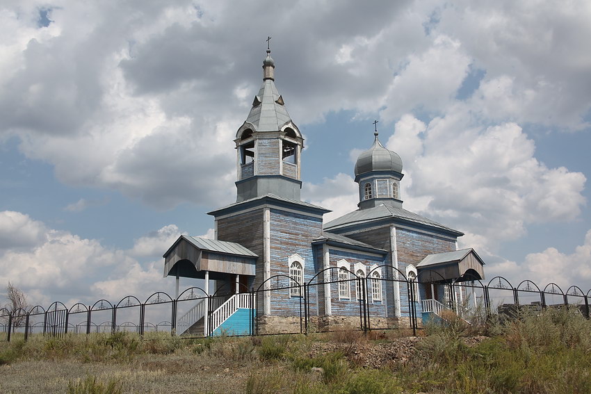 Неплюевка. Церковь Петра и Павла. фасады