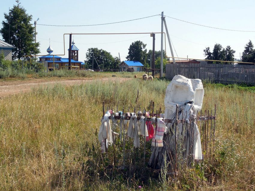 Часовенный столб, Ляки (Сармановский район, Республика Татарстан). общий вид в ландшафте, Слева на заднем плане - Петропавловская церковь.