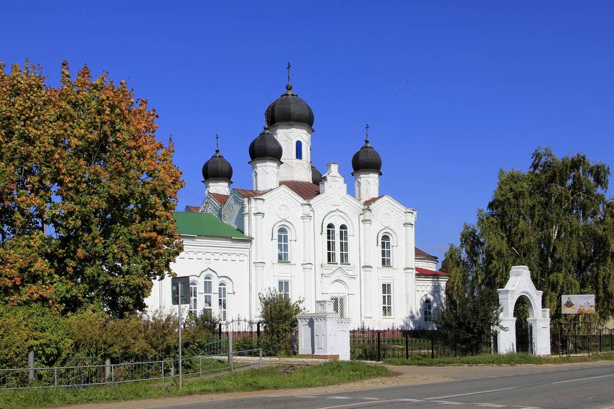 Церковь Покрова Пресвятой Богородицы, Марисола (Сернурский район, Республика Марий Эл). фасады, В 2020-х была заменена решетка ограды и выстроены церковные врата.
