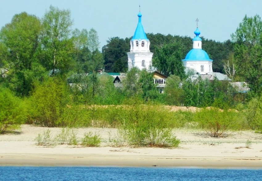 Кокшайск. Церковь Покрова Пресвятой Богородицы. общий вид в ландшафте, Вид с реки Волги