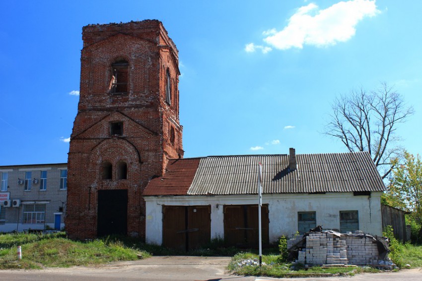 Помары. Церковь Троицы Живоначальной (старая). фасады, Вид с запада. Справа - здание гаражей, пристроенное к колокольне после сноса основного объема церкви