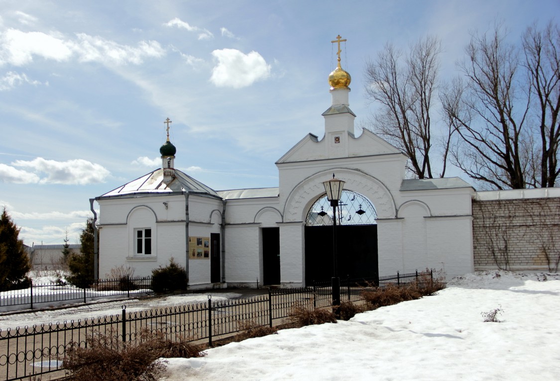 Мироносицкий женский монастырь, Ежово (Медведевский район, Республика Марий Эл). фасады, Главные ворота (с ул. Комсомольская). Вид с монастырского двора.
