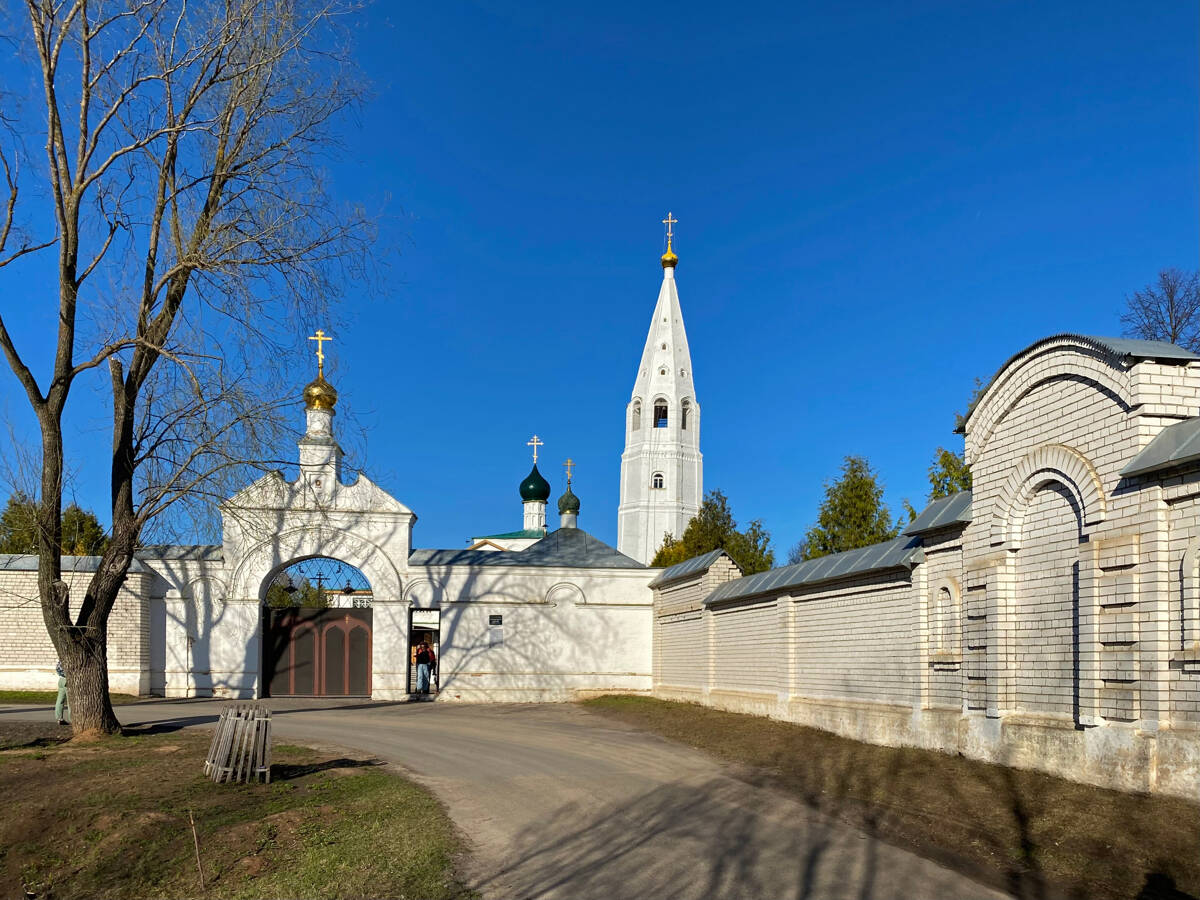 Мироносицкий женский монастырь, Ежово (Медведевский район, Республика Марий Эл). дополнительная информация, Главные ворота, позади наклонная колокольня Мироносицкой церкви