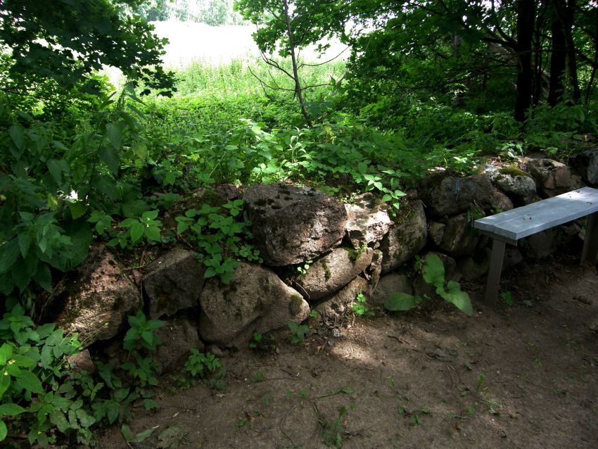 Церковь Рождества Христова, Усадище (Псковский район, Псковская область). дополнительная информация, каменная ограда кладбища из валунов