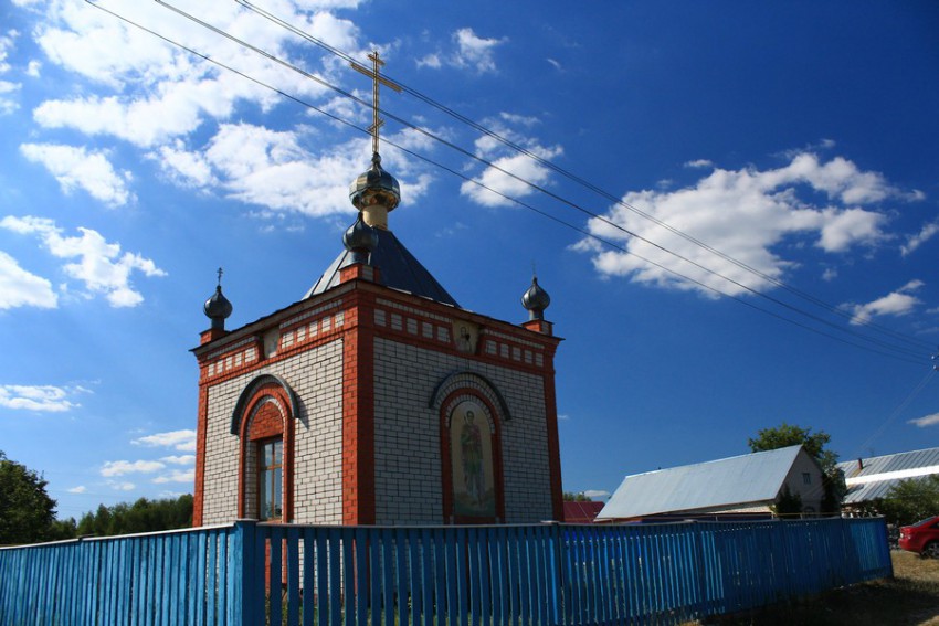 Старые Параты. Часовня Димитрия Солунского. фасады, Вид с юго-востока. На восточной стене - икона Димитрия Солунского Мироточивого