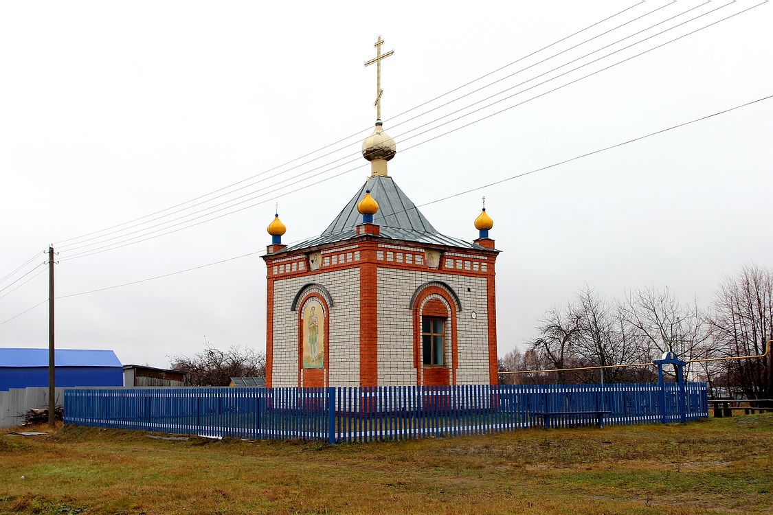 Старые Параты. Часовня Димитрия Солунского. общий вид в ландшафте