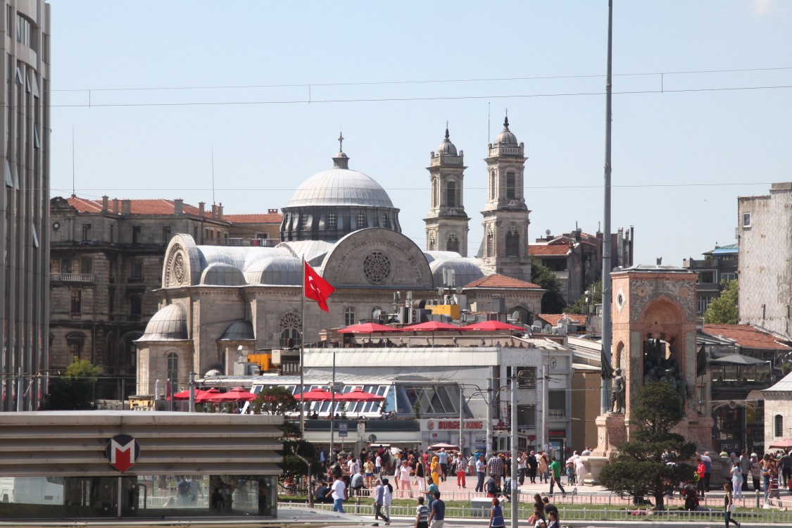 Стамбул. Церковь Троицы Живоначальной. общий вид в ландшафте