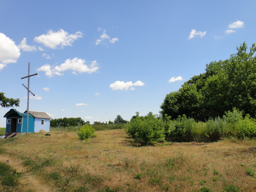 Новосильское. Церковь Покрова Пресвятой Богородицы. общий вид в ландшафте, Часовня построенная местными жителями.Остатки храма справа,скрыты деревьями.