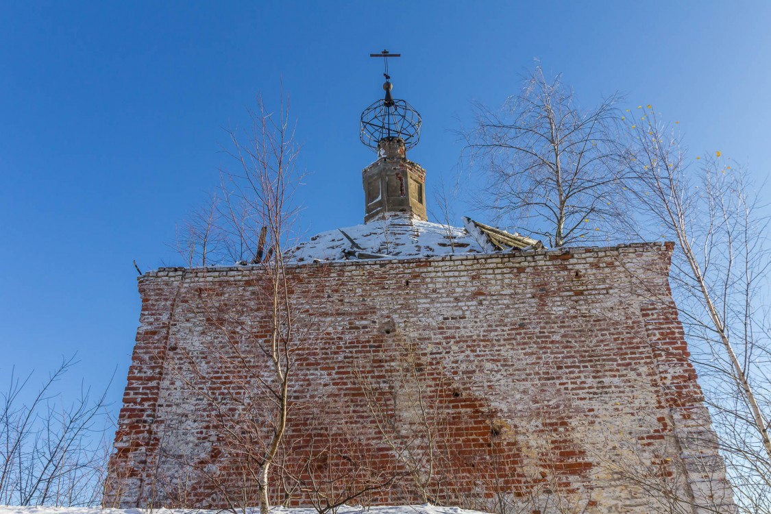 Церковь Покрова Пресвятой Богородицы, Брюхово (Ивановский район, Ивановская область). архитектурные детали, Вид на основной объем со второго яруса колокольни