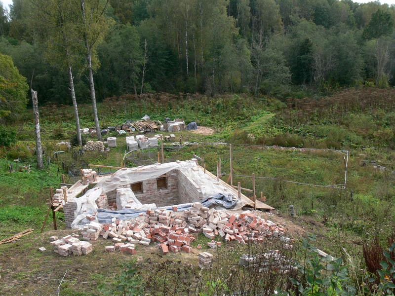 Церковь Входа Господня в Иерусалим, Посолодино (Плюсский район, Псковская область). дополнительная информация, На переднем плане - реконструируемая пещера (вид сверху), на заднем - контур предполагаемого храма