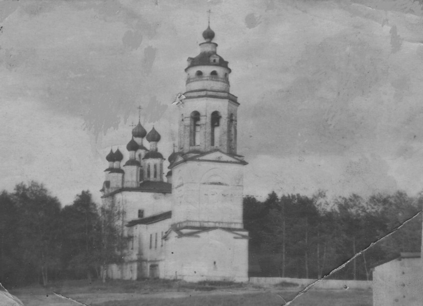 Церковь Покрова Пресвятой Богородицы, Замошье (Сокольский район, Вологодская область). архивная фотография, Фотография из личного фотоархива. Дата съемки не известна.