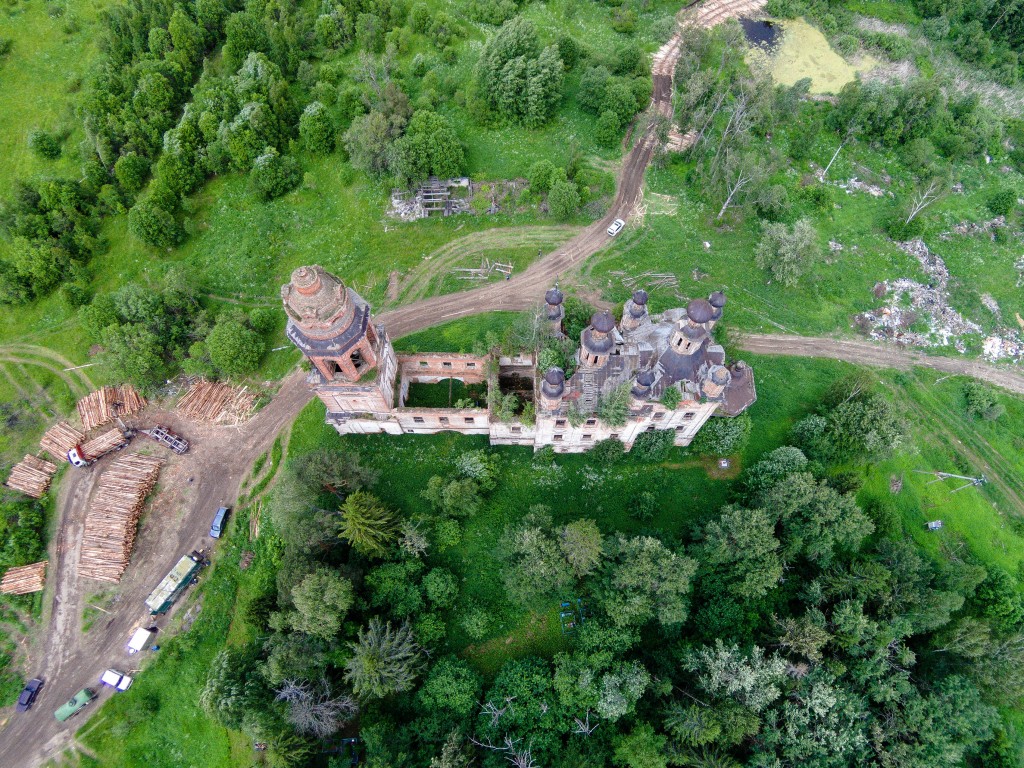 Церковь Покрова Пресвятой Богородицы, Замошье (Сокольский район, Вологодская область). общий вид в ландшафте