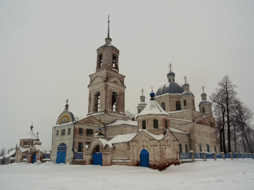 Русские Краи. Церковь Троицы Живоначальной. общий вид в ландшафте