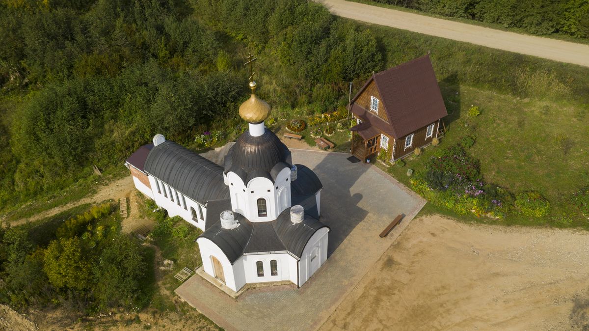 общий вид в ландшафте. Часовня иконы Божией Матери "Живоносный Источник", Ельцы (Селижаровский район, Тверская область)