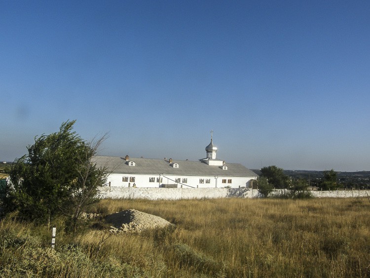 Войково (Катерлез). Георгиевский Катерлезский монастырь. общий вид в ландшафте