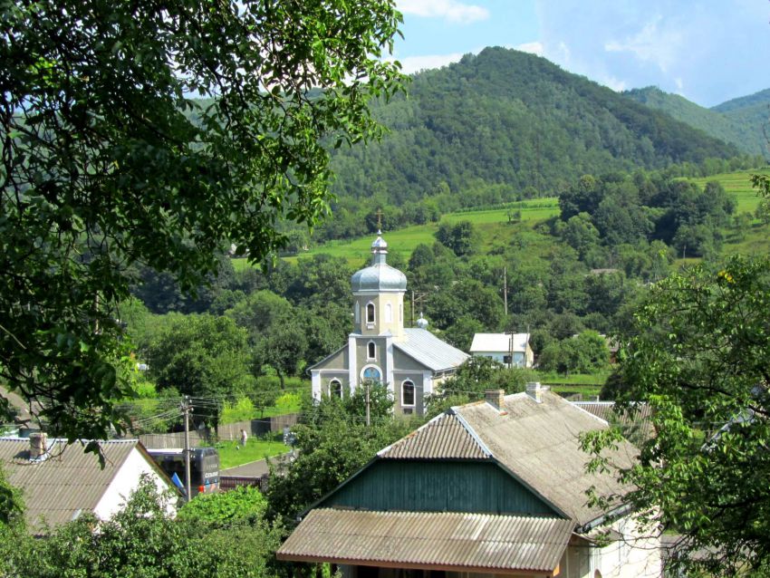 Церковь Георгия Победоносца, Кострина (Великоберезнянский район, Украина, Закарпатская область). общий вид в ландшафте, вид от Покровской церкви
