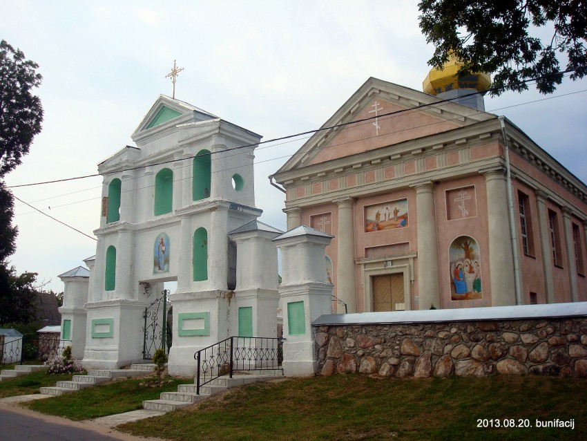 Мамаи. Церковь Спаса Преображения. общий вид в ландшафте, Общий вид ворот и церкви
