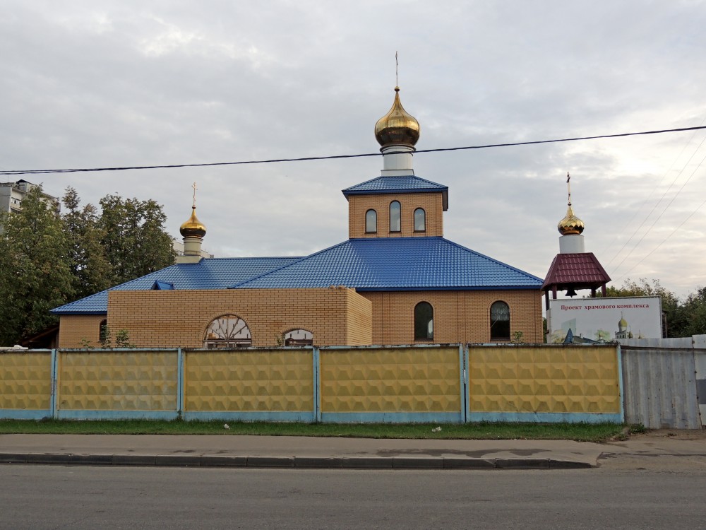 Церковь Благовещения Пресвятой Богородицы в Царицыне, Царицыно (Южный административный округ (ЮАО), г. Москва). фасады, На переднем плане Часовня Четырнадцати тысяч младенцев, от Ирода избиенных, в Царицыно