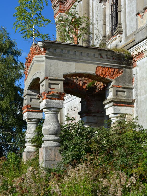 Церковь Вознесения Господня, Высокое (Кесовогорский район, Тверская область). архитектурные детали, Парадное западное крыльцо