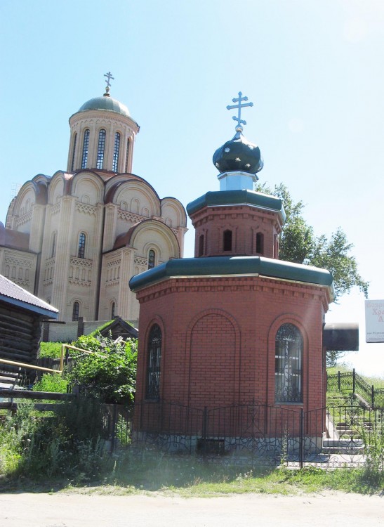 Часовня Феодора Ушакова, Тургояк (Миасс, город, Челябинская область). фасады, Вид часовни на фоне строящегося храма Михаила Архангела